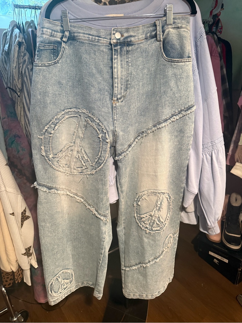 DAVI & DANI Light Blue Distressed Peace Sign Cropped Jeans